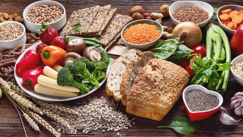Ballaststoffreiches Obst, Gemüse sowie Vollkornprodukte, Nüsse und Samen