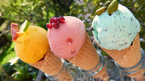 Eistüten mit gelbem, rotem und grünlichem Eis