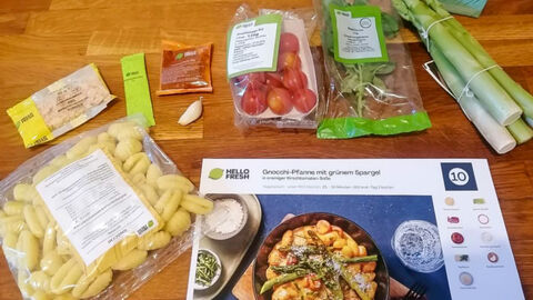 Gnocchi-Pfanne Rezeptkarte und zugehörigen lebensmitteln wie Gnocchi, Tomaten, grüner Spargel, Basilikum, Knoblauchzehe, Tomatenmark und Kräutern