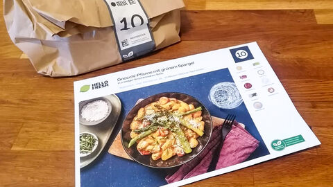 Gnocchi-Pfanne: Verpackte Lebenmittel in einer Papiertüte und Rezeptkarte Gnocchi-Pfanne: Verpackte Lebenmittel in einer Papiertüte und Rezeptkarte