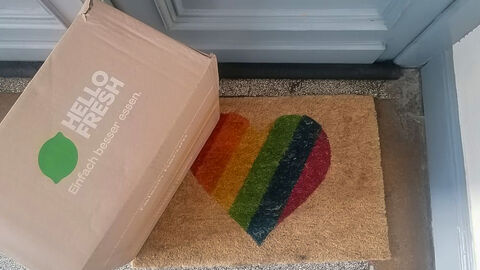 Kochbox als Paket im Treppenhaus auf der Fußmatte