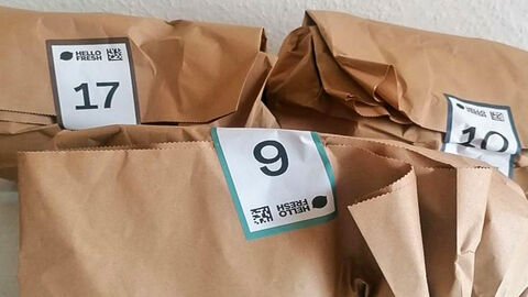 Kochbox-Papierbeutel mit frischen Lebensmitteln 