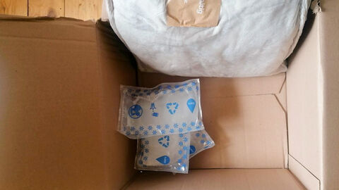 Kochbox Verpackung mit enthaltenen Kühlakkus und einem Kühlbeutel für frische Lebensmittel