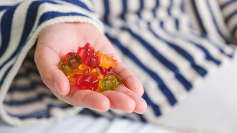 Eine Hand voll Gummibärchen 