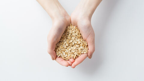 Zwei Hände voll Haferflocken