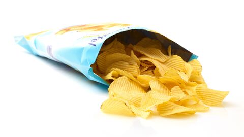 Chipstüte ist geöffnet und einige Chips sind zu sehen