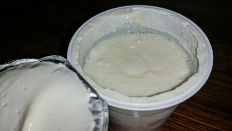 Kaum sichtbar, aber auf diesem Joghurt wächst roter Schimmel