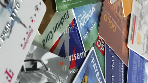 Viele verschiedene Kundenkarten liegen durcheinander 