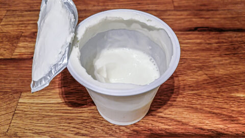 Nur einer von drei Joghurtbecher war acht Wochen nach dem MHD noch gut und essbar!