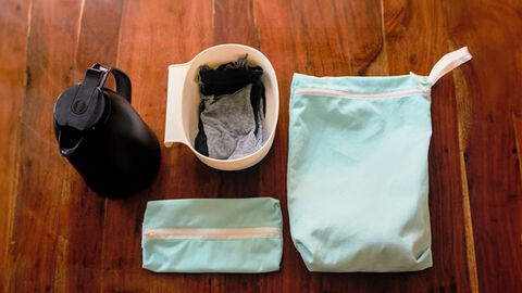 Thermoskanne, Jersey-T-Shirt-Reste, Kunststoffwanne und zwei Wetbags