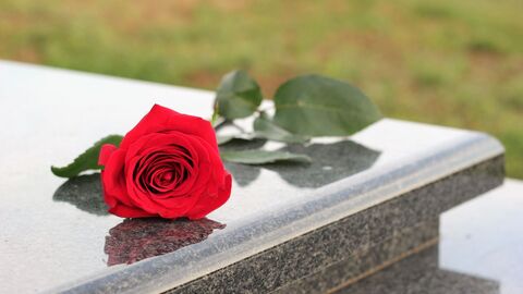 Grabplatte mit roter Rose