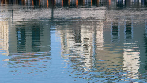 Eine Häuserzeile spiegelt sich im Hochwasser