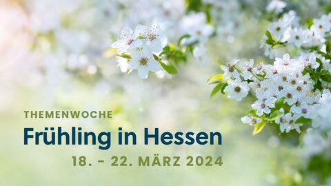 Titelbild für Themenwoche "Frühling in Hessen" mit Datum (18.-22.März 2024).Im Hintergrund die Blüten eines Kirschbaums.