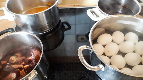 Kochtöpfe mit Gemüsesud auf dem Herd