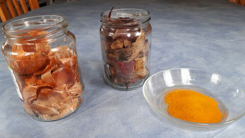 Glasgefäße mit Zwiebel- und Rote Bete-Schalen sowie Kurkumapulver Glasgefäße mit Zwiebel- und Rote Bete-Schalen sowie Kurkumapulver