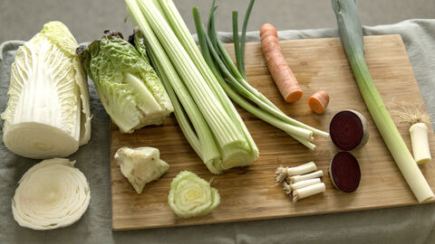 Auf einem Schneidebrett liegen die Gemüsesorten fertig geschnitten für den Regrow-Selbstversuch.