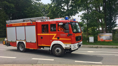Ein Feuerwehrauto fährt auf einer Straße
