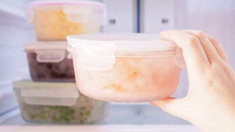 Mehrere Glasbehälter mit gefrorenen Lebensmitteln im Gefrierschrank