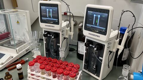 In die Probenröhrchen wird ein Extraktionsmittel eingeführt In die Probenröhrchen wird ein Extraktionsmittel eingeführt