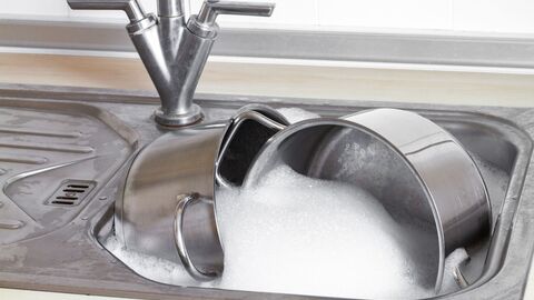 Topf in Spülbecken mit Wasser