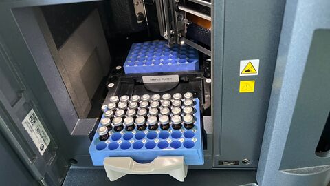 Probengeber mit Messgefäßen Probengeber mit Messgefäßen