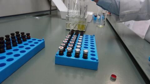 Die einzelnen Messgefäße werden mit einer Pipette gefüllt Die einzelnen Messgefäße werden mit einer Pipette gefüllt