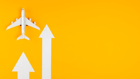 Aufgepasst bei Flugreisen mit mehreren Teilflügen Ein kleines Spiel-Flugzeug ist auf einer gelben Fläche abgebildet. Zwei Pfeile stehen für unterschiedliche Flugstrecken.
