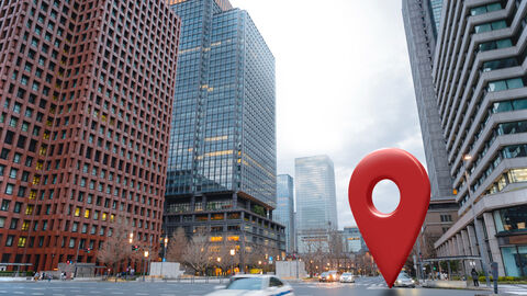 Google Street View aktualisiert Kartenmaterial Eine Großstadtszenerie mit Hochhäuser. Auf einer Kreuzung steht eine nachträglich ins Motiv eingebaute große Navigationsmarke