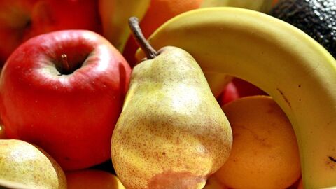 Obstschale mit Apfel, Birne, Banane und Orange