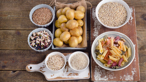 Getreide und Kartoffeln Getreide, Kartoffeln und Nudeln in verschiedenen Schälchen auf einer Holzplatte angerichtet