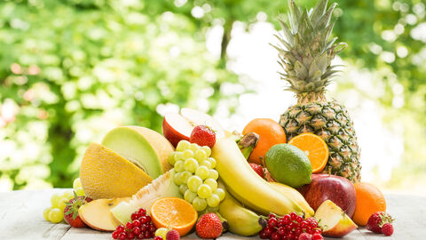 Verschiedene Früchte Verschiedene Früchte auf eine Stelle drapiert, zum Beispiel: Ananas, Honigmelone, Apfel, Weintrauben, Banane, Erdbeeren, Johannisbeere, Hinbeeren, Kiwi und Orange.