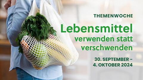 Schmuckbild zur Themenwoche "Lebensmittel verwenden statt verschwenden" 30. September bis 04.Oktober 2024: Im Hintergrund sieht man eine Person mit gehäkeltem Einkaufsbeutel, in dem Obst und Gemüse eingepackt ist.