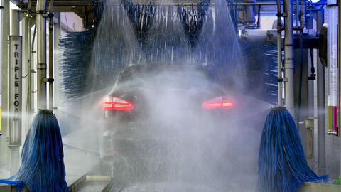 Ein Auto wird in einer Waschanlage gewaschen