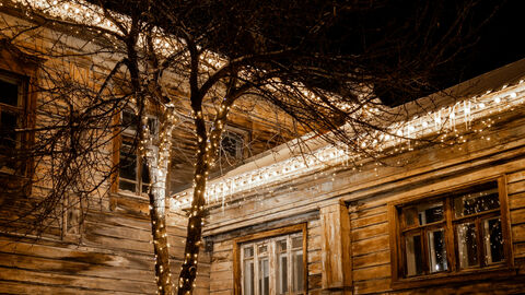 Ein Hausfront ist von Lichterketten erhellt