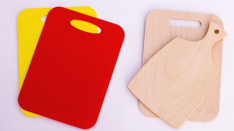 Je zwei Schneidebretter aus Plastik und aus Holz nebeneinander