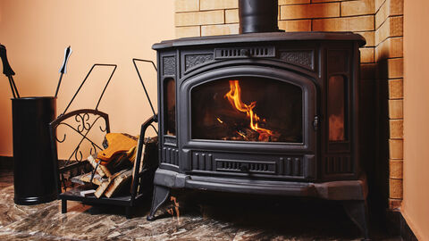 In einem Kaminofen brennt ein Feuer