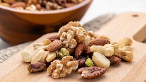 Verschiedene Nüsse auf einem Holzbrett 