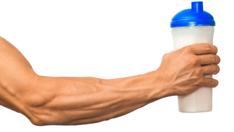 Ein durchtrainierter Oberarm hält eine Shakegefäß in der Hand