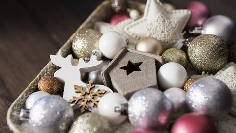 Christbaumschmuck Christbaumschmuck, wie Kigeln und Holzfiguren, in einem Korb