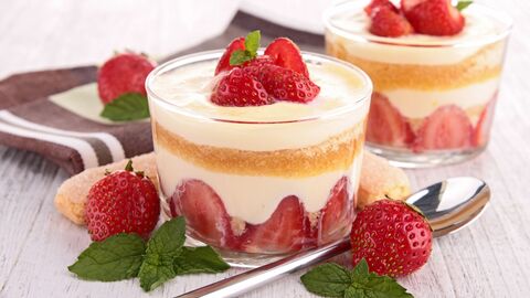 Tiramisu mit Erdbeeren und Sahne im Glas