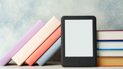 Ein E-Book-Reader steht vor einigen Büchern