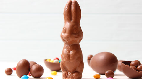 Ostersüßwaren Ostersüßigkeiten wie ein Schokoladenhase und mehrere Schokoeier mit bunten Schokolinsen.