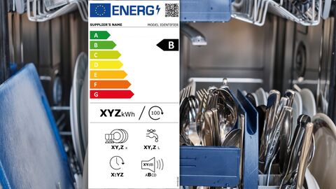 Befüllte geöffnete Spülmaschine mit großem Energielabel 
