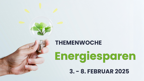 Titelbild für die Themenwoche Energiesparen mit dem Text: "Themenwoche Energiesparen 3.-9. Februar 2024". Eine Hand hält eine Glühbirne in der Hand. In der Glühbrine ist eine grüne Knospe zu sehen. 