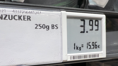 Das digitale Preisschild in einem Supermarkt. Der Preis beträgt 3,99 € und der Grundpreis beträgt 15,96 € pro Kilogramm.