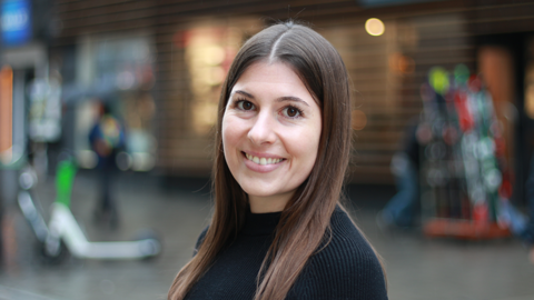 Portrait von Lisa Scholz, Expertin für Lebensmittel, Ernährung und Marktbeobachtung bei der Verbraucherzentrale Hessen.