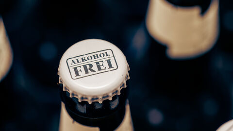 Flasche von oben mit Blick auf Kronkorken. Auf dem Kronkorken steht das Wort "alkoholfrei".