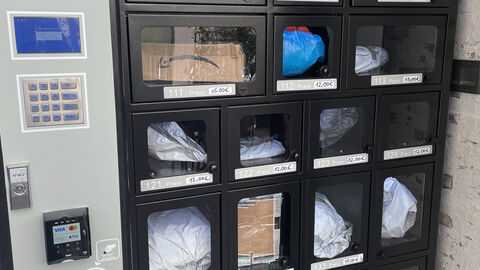 Mysterybox-Automat mit Päckchen hintern den Türchen