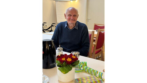 Interviewpartner Heinz sitzt an einem Tisch