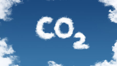 Ein Blick in einen blauen Himmel, Man sieht nur in der Mitte eine Wolkenformation, die das Wort "CO2" schreibt.